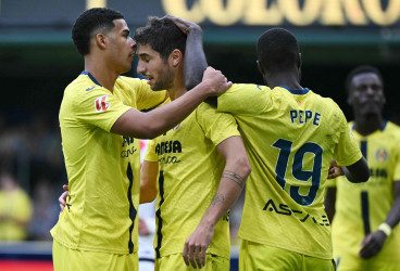 Villarreal crush Rayo to move second