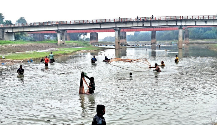Fishermen, both individually and in small groups, cast their nets across the Baral River in Bagatipara upazila of Natore, as the river’s water level has receded to knee depth during the Bangla month of Kartik. 
The photo was taken on Sunday. 

Md Fazle Rabbi