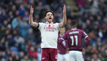 Arsenal wins again to extend lead. Liverpool wins and Man United salvages draw