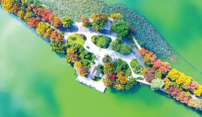 A drone photo taken recently shows people visiting the Xuanwu Lake in Nanjing, east China's Jiangsu Province.-Xinhua Photo