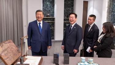 Xi jokes about spying with Chinese phone gift for South Korea's Lee