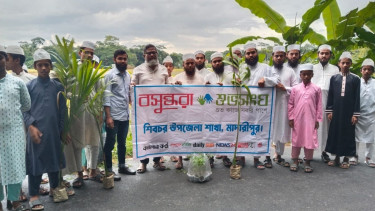 Students join tree-plantation campaign in Madaripur