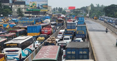 RMG workers block highway in N’ganj for 3hrs, protesting colleague’s death