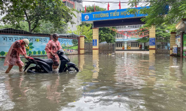 Vietnam flood death toll hits 40 as Typhoon Kalmaegi looms