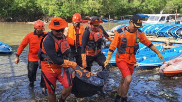 Indonesia rescuers search for 23 missing after floods