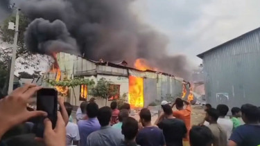 6 jhut warehouses gutted in Gazipur fire