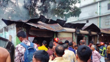 3 shops gutted in Narail fire