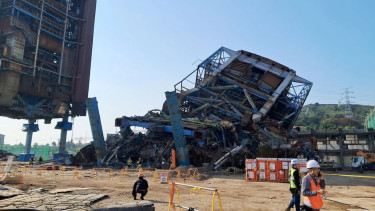 Seven trapped after S Korea power plant structure collapse