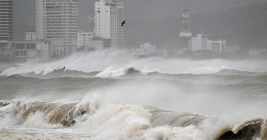 Typhoon Kalmaegi hits Vietnam after killing 140 in Philippines