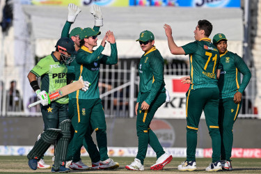 Burger strikes as South Africa restrict Pakistan to 269-9
