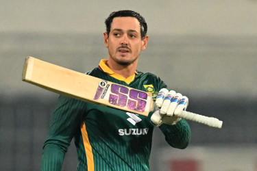 De Kock century helps South Africa beat Pakistan in second ODI