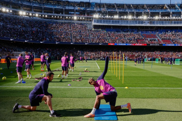 Fans watch as Barcelona train for first time at remodeled Camp Nou