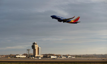 US airlines cancel more than 2,500 weekend flights largely due to govt shutdown