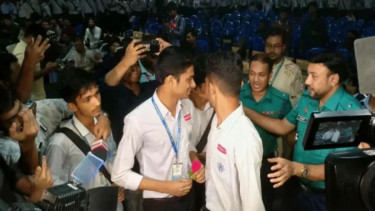 Students from Dhaka College, Ideal College declare ‘truce’