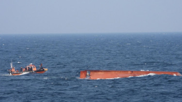 Chinese fishing boat capsizes near Korea, with 9 missing