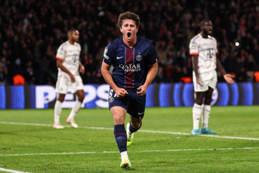 Neves late show sends PSG top