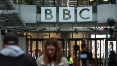 BBC expected to apologise over Trump row after chief resignation
