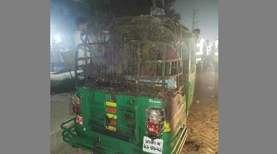 Miscreants set fire to CNG-run auto-rickshaw in Siddhirganj