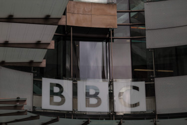 BBC must fight, says outgoing chief as Trump threatens to sue