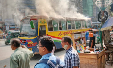 Bus set on fire in Mirpur