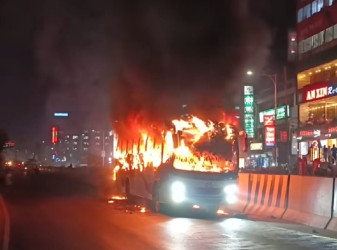 Bus set ablaze in Dholaipar