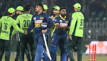 Sri Lanka cricketers leave Pakistan after bomb blast