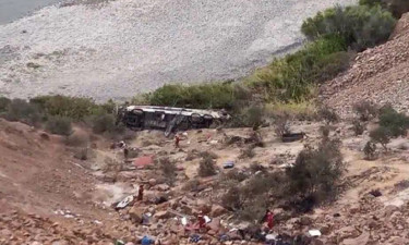 37 dead after bus plunges into ravine in southern Peru