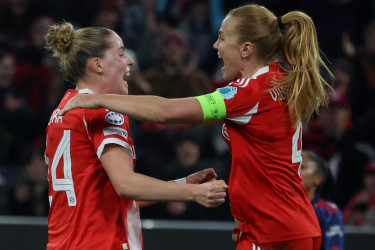 Bayern stun Arsenal, Man Utd sink PSG