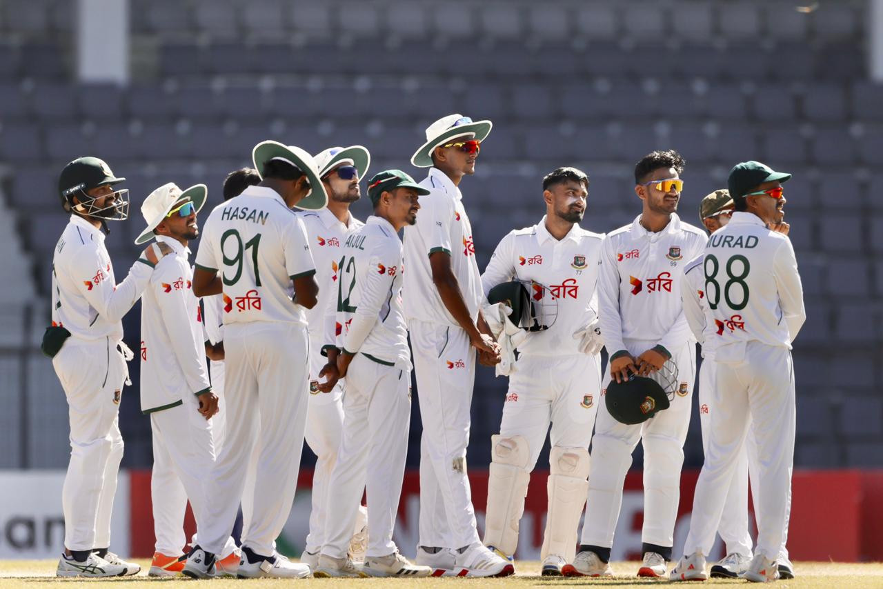 Hosts frustrated as Ireland resist in morning session