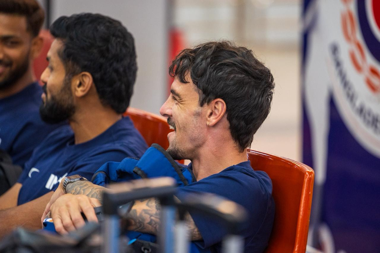 Indian football team lands in Dhaka