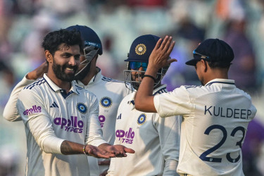 India close in on win over South Africa after Jadeja heroics