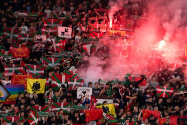 Palestinian team plays friendly in Spain in front of 50,000 spectators