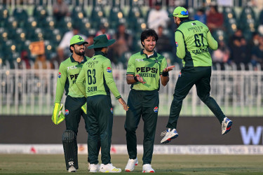 Wasim leads as Pakistan dismiss Sri Lanka for 211 in third ODI