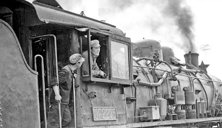 Drivers talk on a steam locomotive at the Yongdingmen railway station in Beijing in 1981.