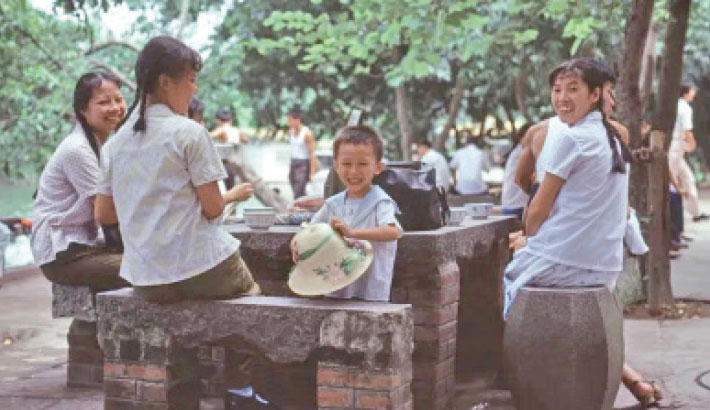 A family enjoy tea in a park in Guangzhou, 1978